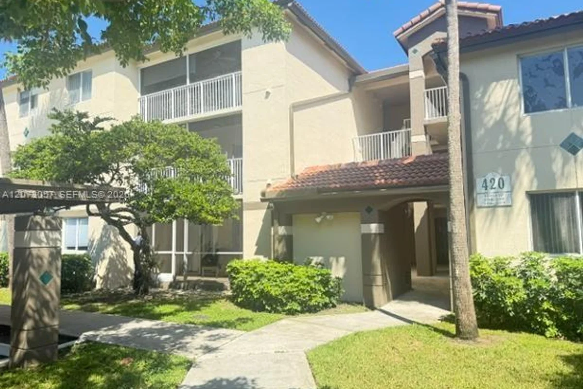 420 S Park Rd #309, Hollywood: photo 1 of 13