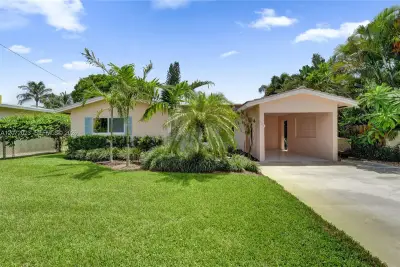 1524 NE 37th St, Oakland Park: photo 1 of 39