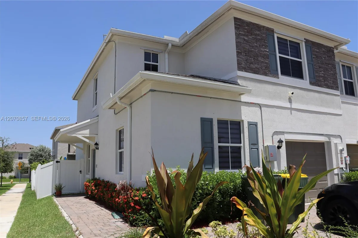 Townhouse in Homestead: photo 1 of 35