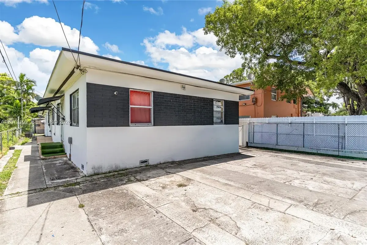 2180 NW 30th St, Miami: photo 1 of 31