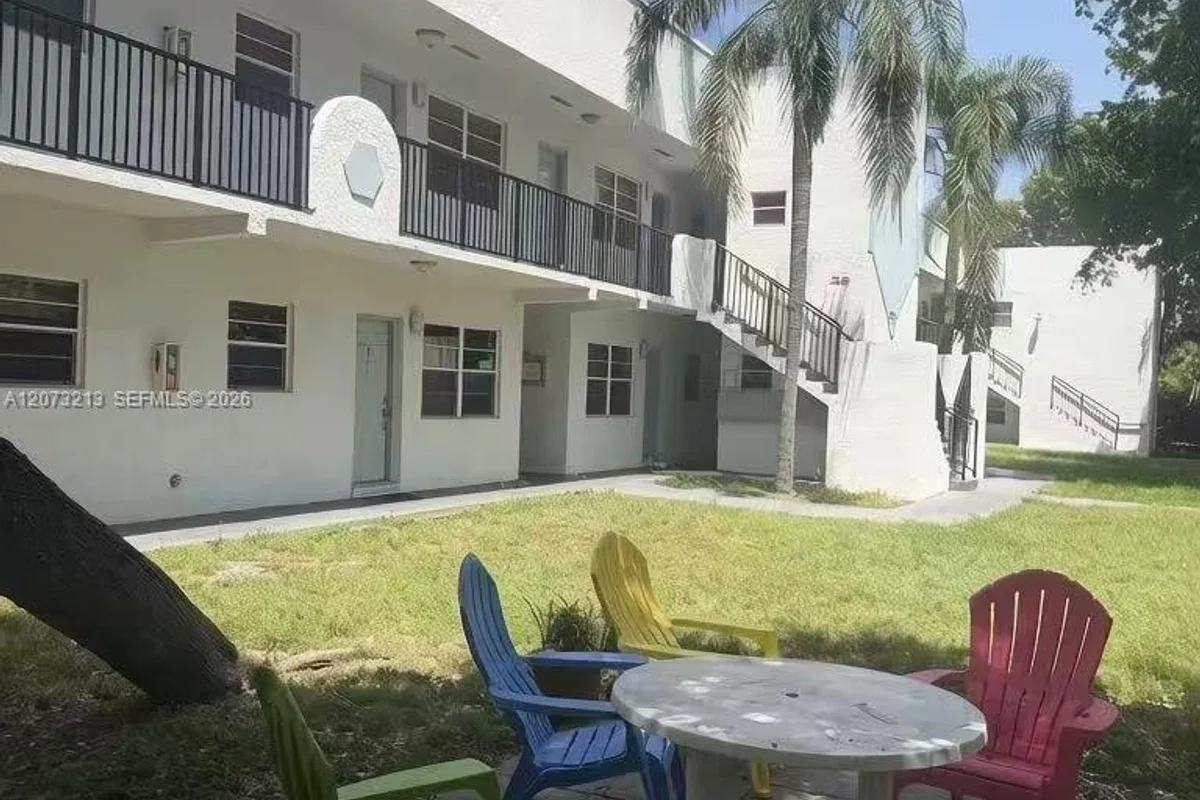 1925 Madison St #22, Hollywood: photo 1 of 13
