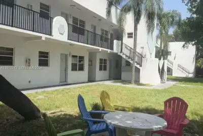 1925 Madison St #22, Hollywood: photo 1 of 13