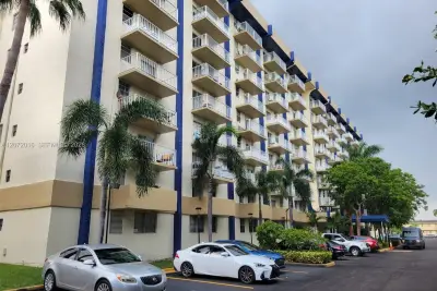 4550 NW 9th St #512E, Miami: photo 1 of 12
