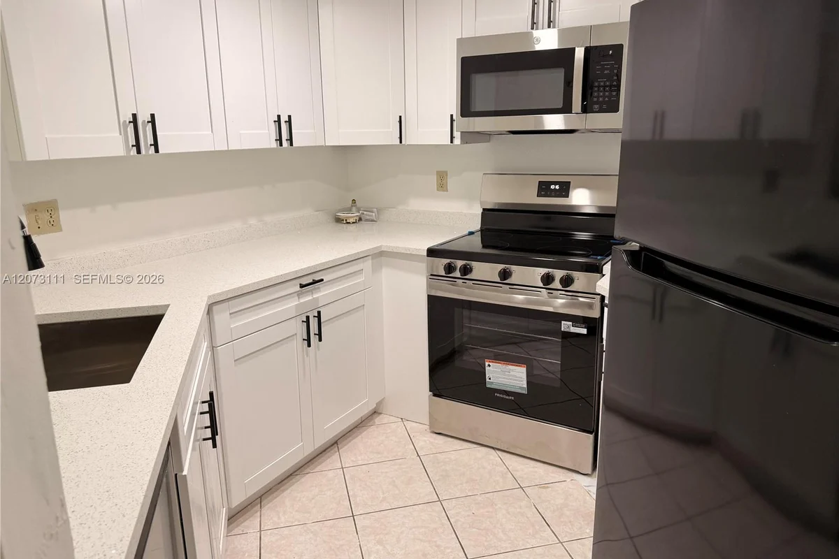 Condo in Miami: photo 1 of 18