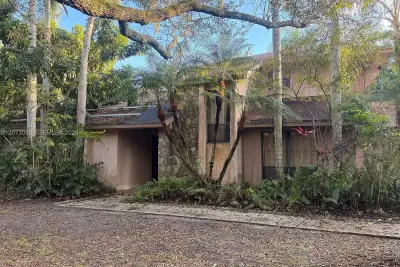 8250 SW 116th St, Miami: photo 1 of 6