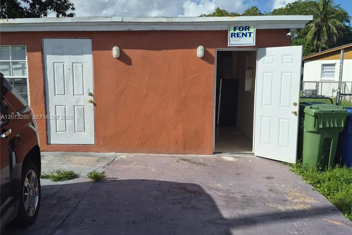 2300 NW 15th Ct, Fort Lauderdale: photo 1 of 8