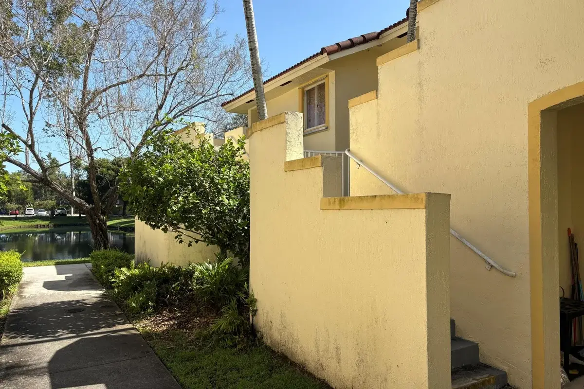 6235 SW 47th Manor #202, Davie: photo 1 of 10