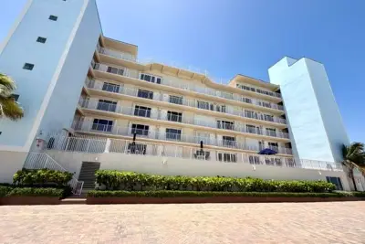 300 Oregon St #408, Hollywood: photo 1 of 13