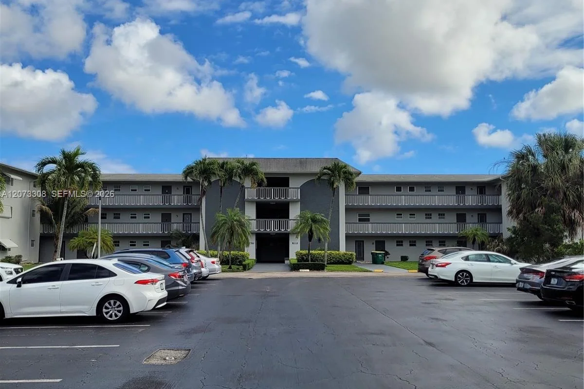1001 Hillcrest Ct #215, Hollywood: photo 1 of 63