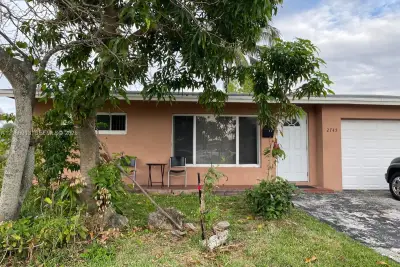 2745 NW 69th Ave, Sunrise: photo 1 of 17