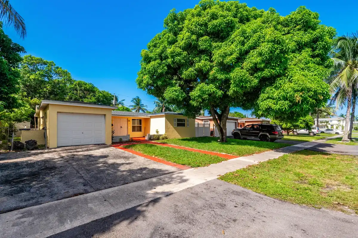 3611 NW 40th Ct, Lauderdale Lakes: photo 1 of 28