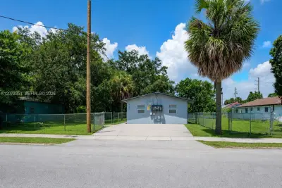429 NW 14th Ave, Fort Lauderdale: photo 1 of 9