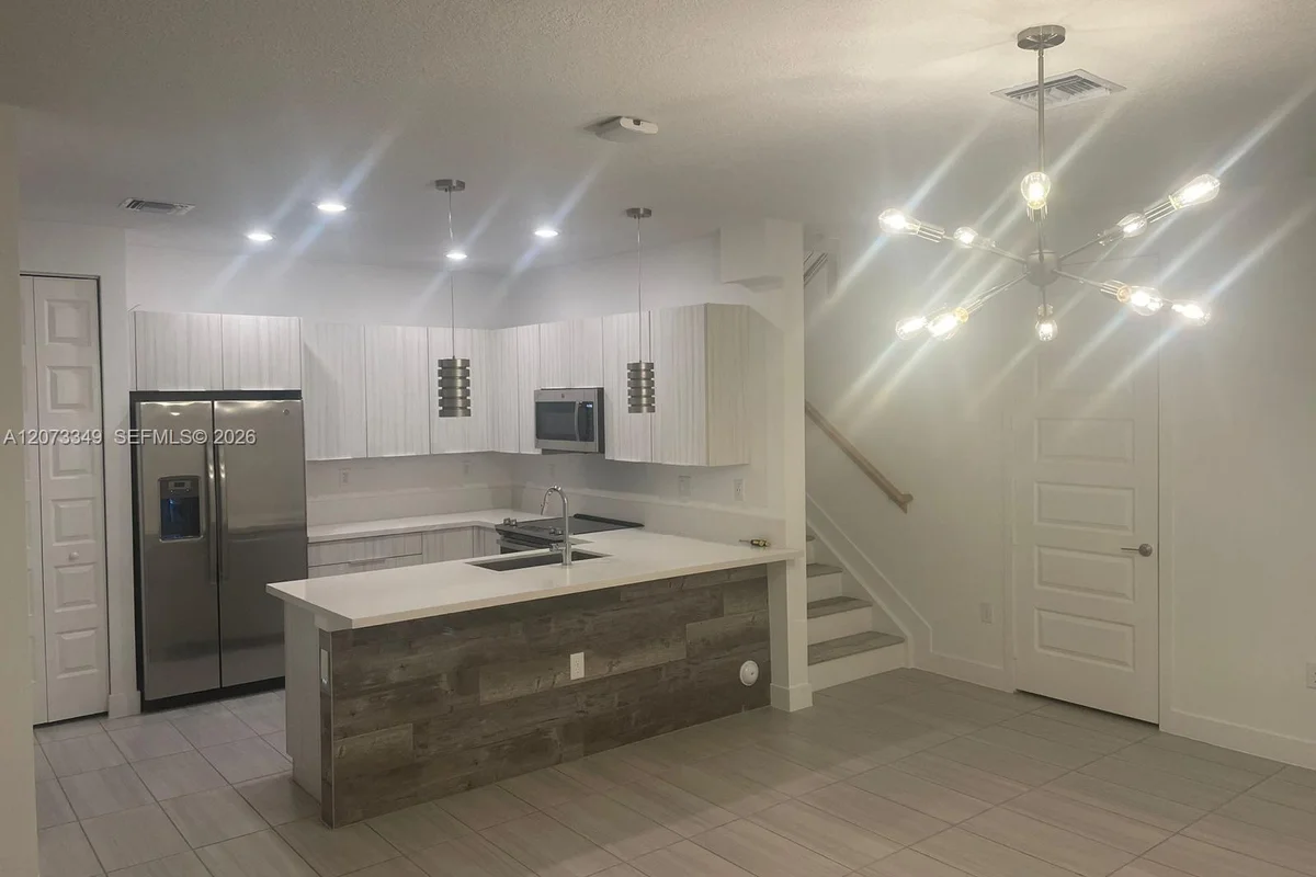 10445 NW 81st Ter, Doral: photo 1 of 32