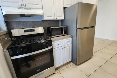 1231 Pennsylvania Ave #10, Miami Beach: photo 1 of 11