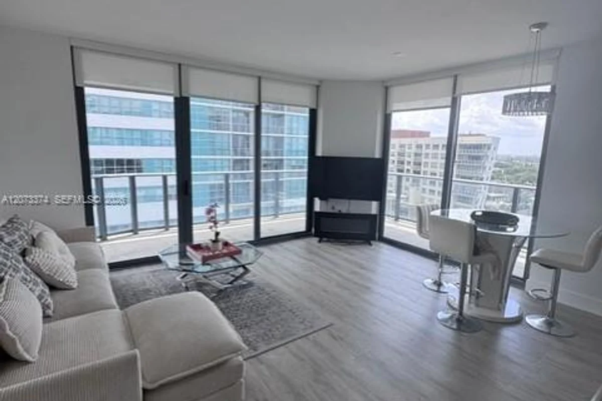 121 NE 34th St #1001, Miami: photo 1 of 43