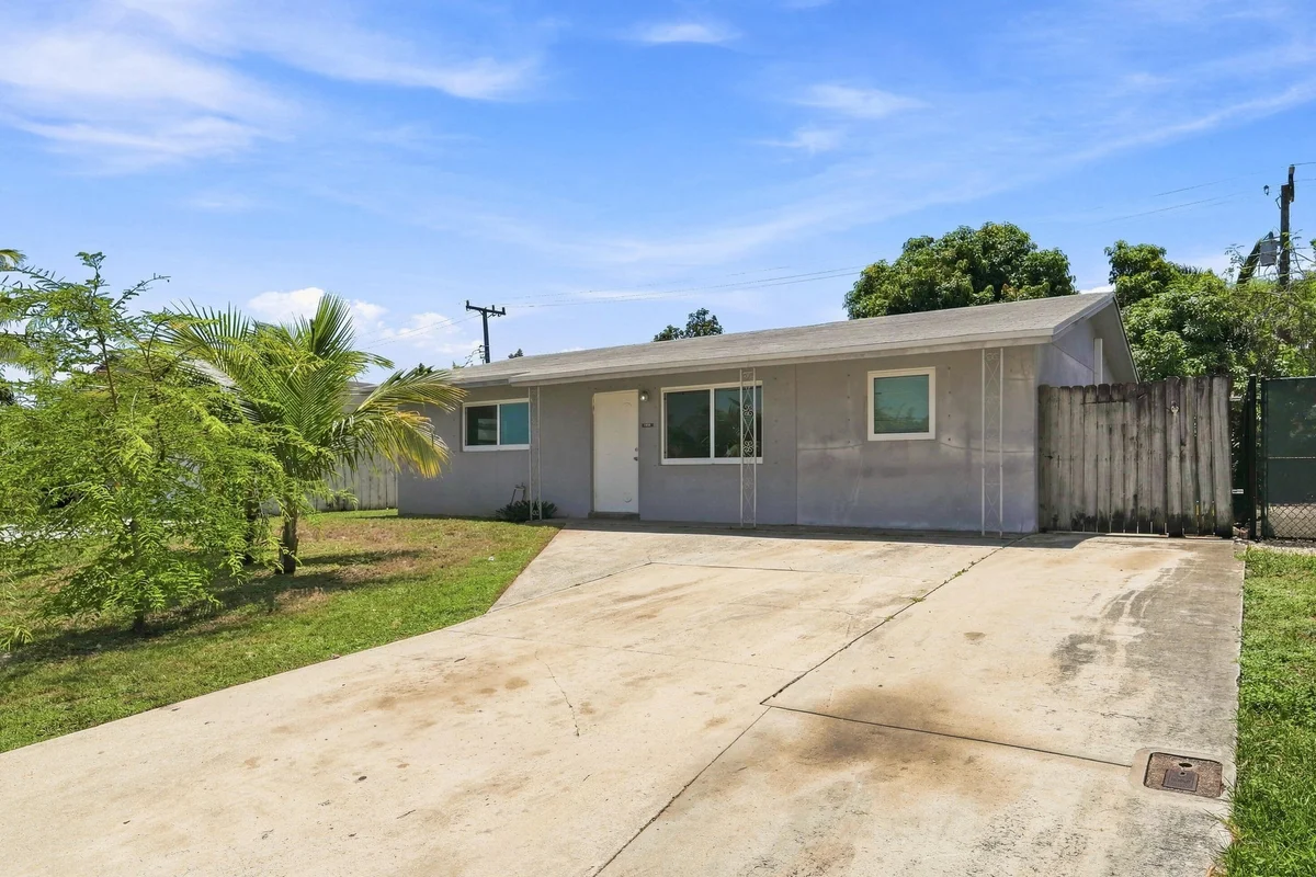 1010 Pinetree Dr, Lantana: photo 1 of 13