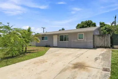 1010 Pinetree Dr, Lantana: photo 1 of 13
