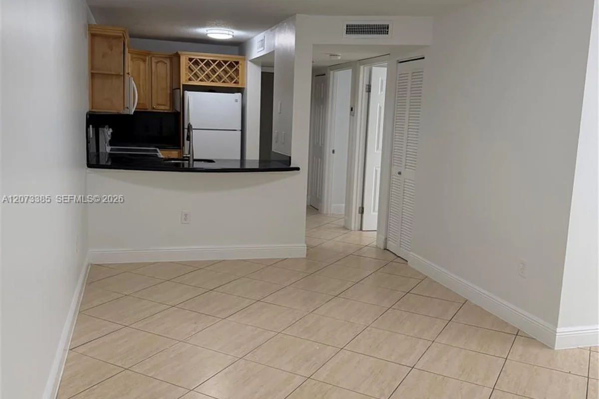 210 SW 11th St #204, Miami: photo 1 of 11