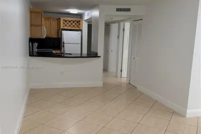 210 SW 11th St #204, Miami: photo 1 of 11