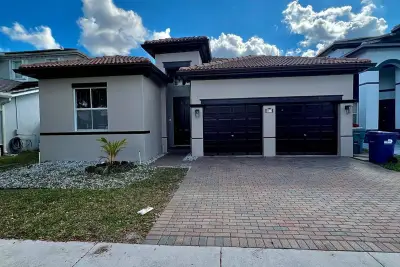 8874 NW 182nd St, Hialeah: photo 1 of 31