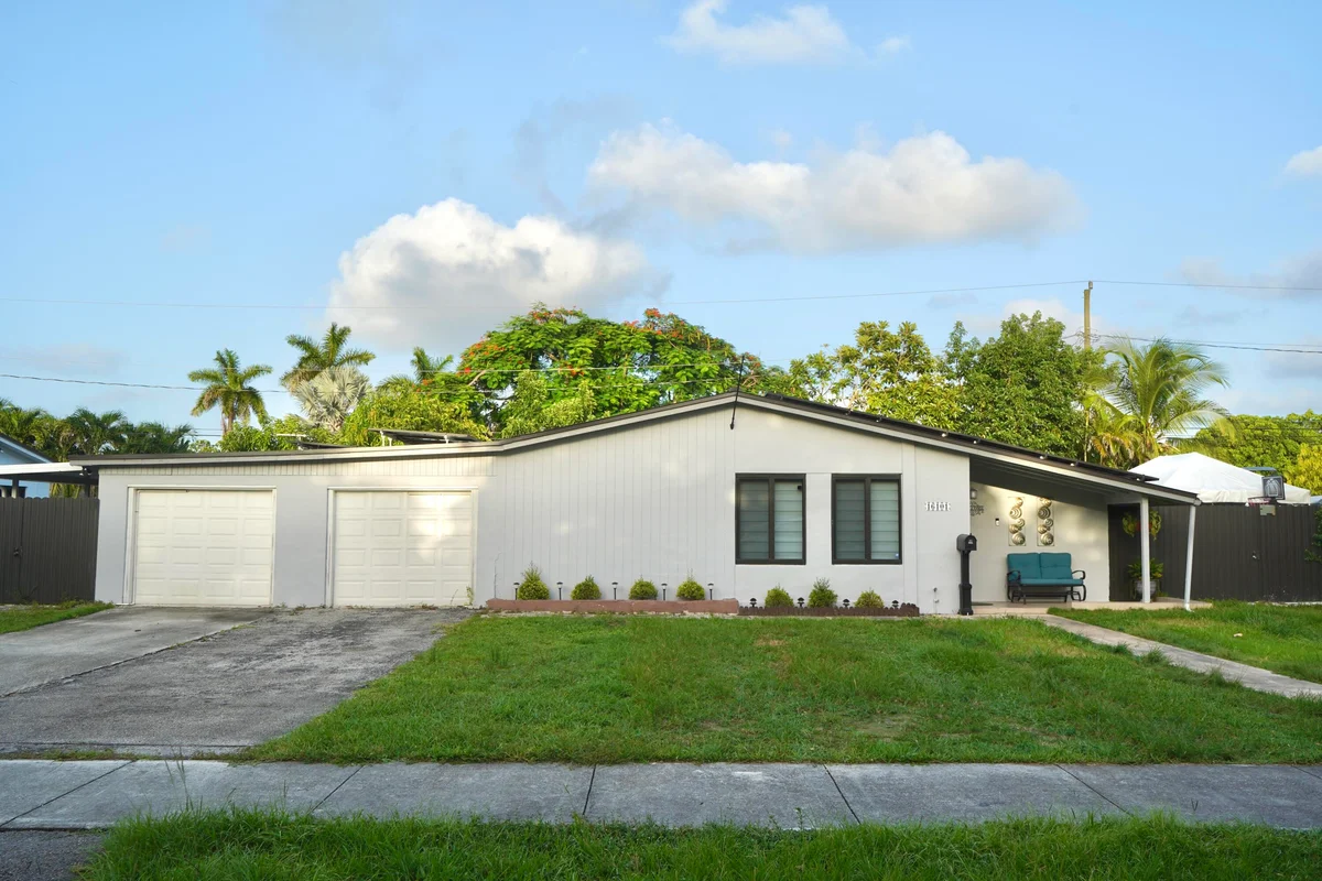 16101 SW 98th Ave, Miami: photo 1 of 36