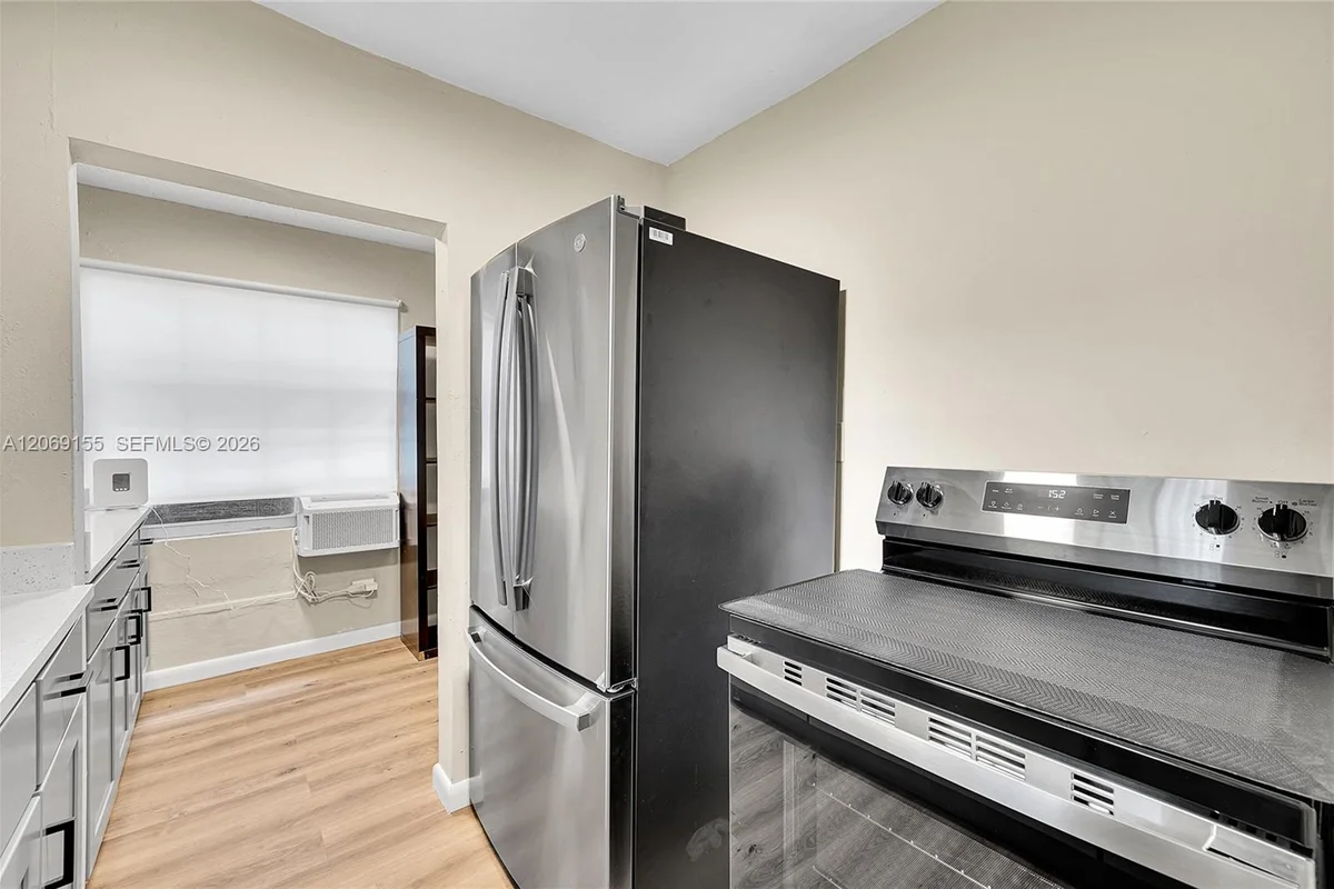 31 NE 53rd St, Miami: photo 1 of 28