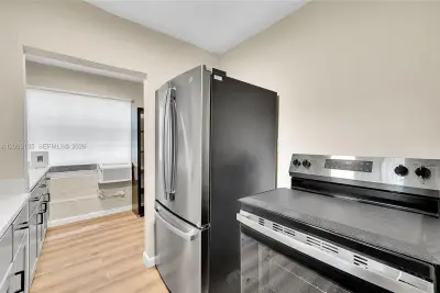 31 NE 53rd St, Miami: photo 1 of 28