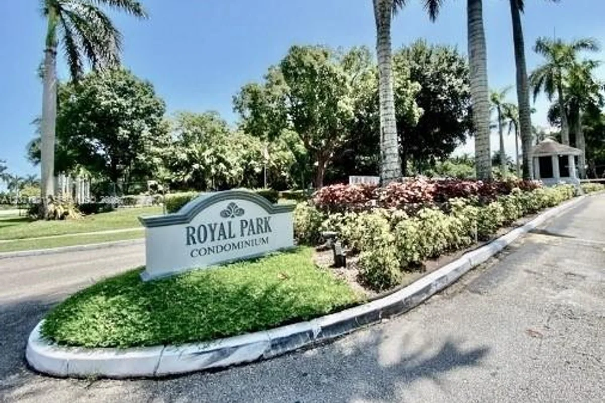 Condo in Oakland Park: photo 1 of 21