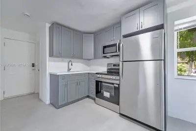 769 NW 10th St #4, Miami: photo 1 of 23