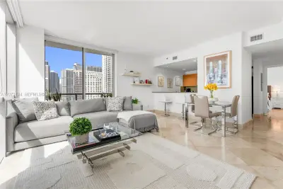 1060 Brickell Ave #2117, Miami: photo 1 of 20