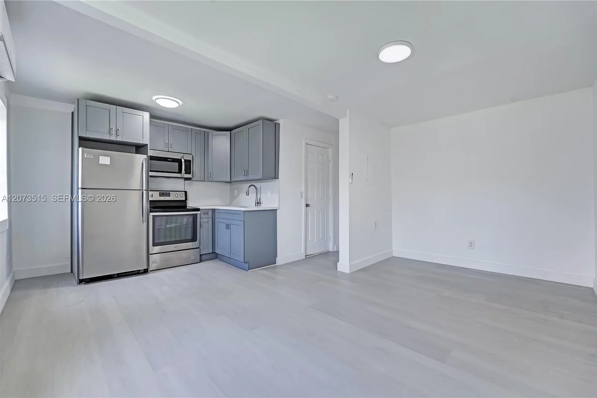 769 NW 10th St #3, Miami: photo 1 of 19
