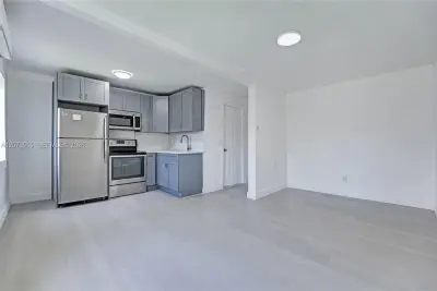 769 NW 10th St #3, Miami: photo 1 of 19