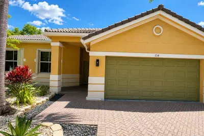 734 Lavender Cir, Weston: photo 1 of 12