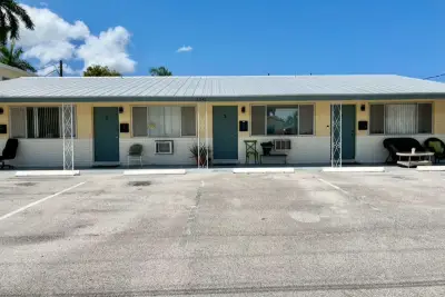 1241 SE 3rd St #1-4, Deerfield Beach: photo 1 of 10
