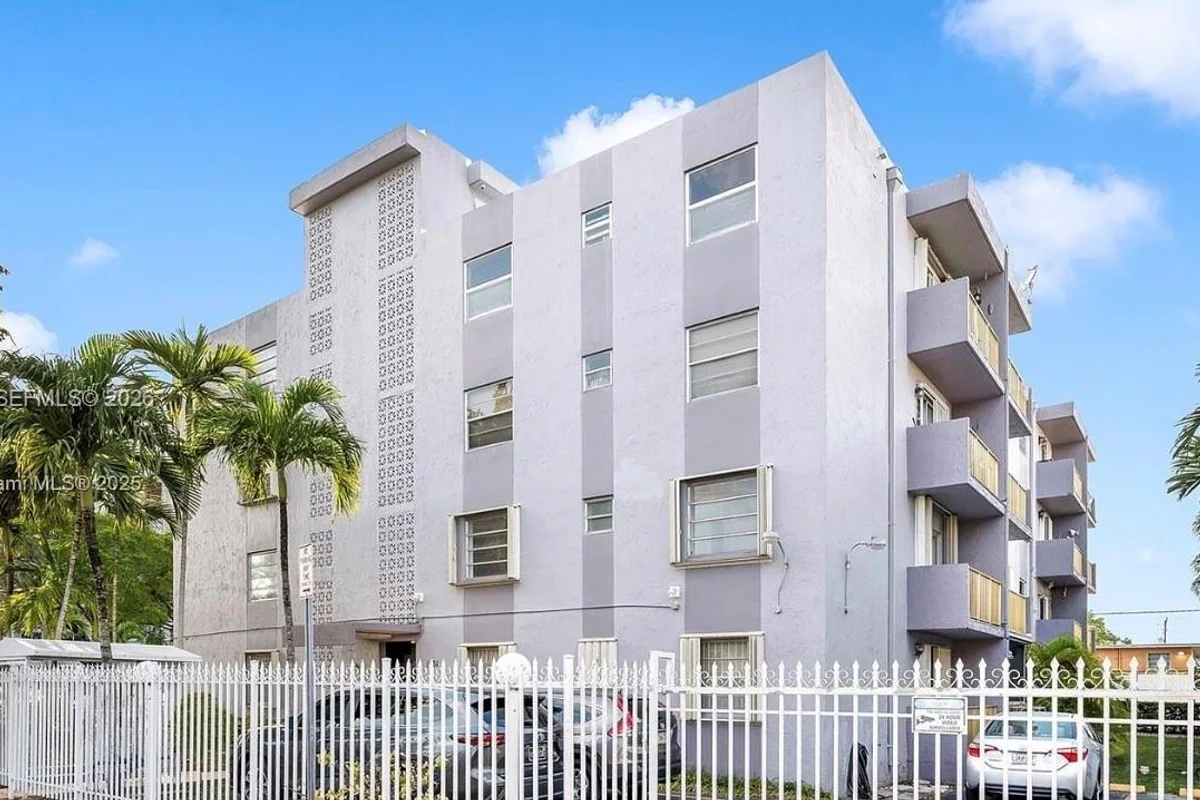1661 SW 3rd St #19, Miami: photo 1 of 34