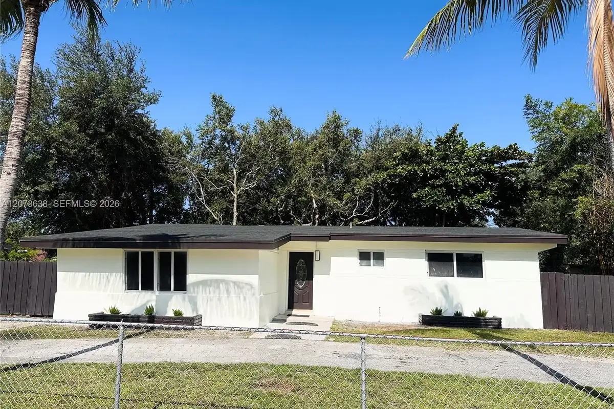 17521 NE 4th Ave, Miami: photo 1 of 11