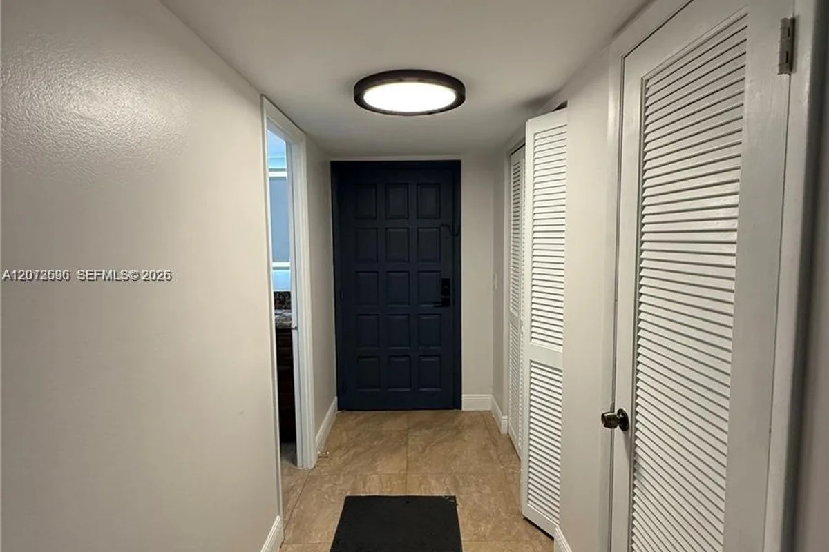 Condo in Lauderhill: photo 1 of 10