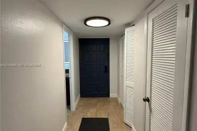 Condo in Lauderhill: photo 1 of 10