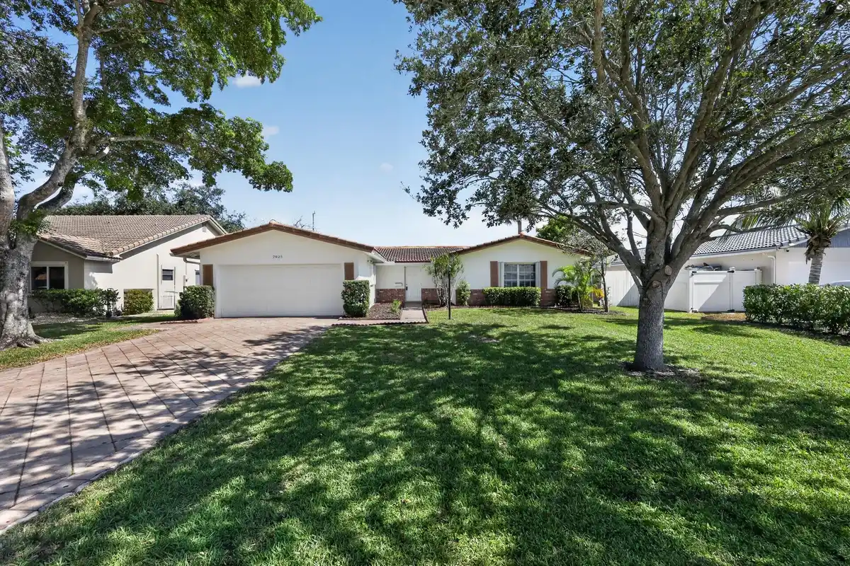 7823 NW 40th St, Coral Springs: photo 1 of 36