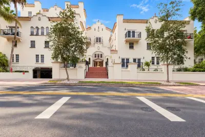323 Navarre Ave #301, Coral Gables: photo 1 of 23
