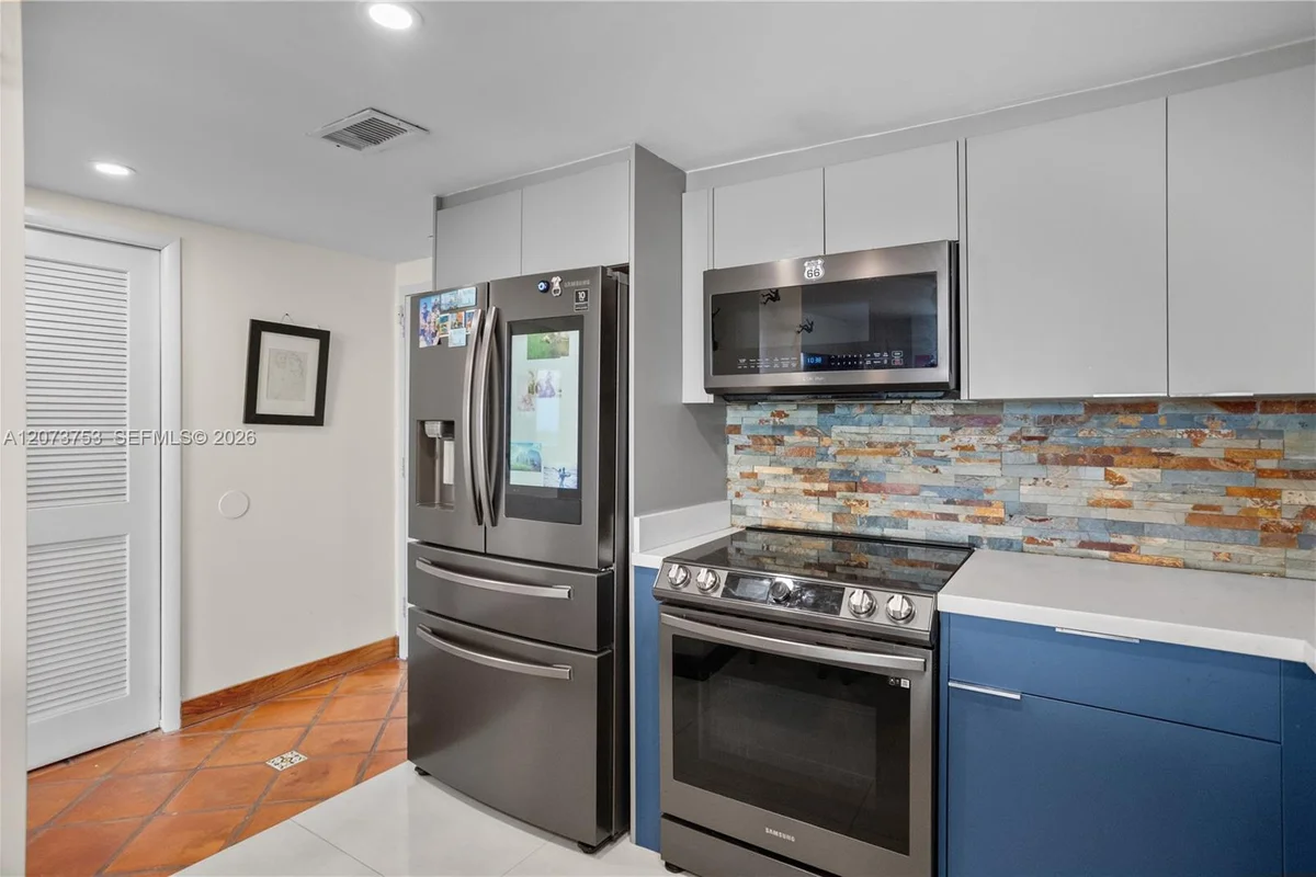 2350 NE 135th St #1204, North Miami: photo 1 of 40