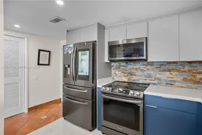 2350 NE 135th St #1204, North Miami: photo 1 of 40