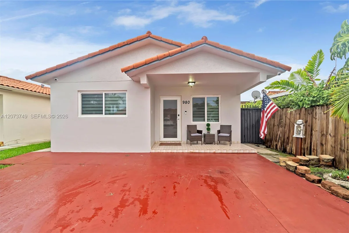 980 W 43rd Pl, Hialeah: photo 1 of 19