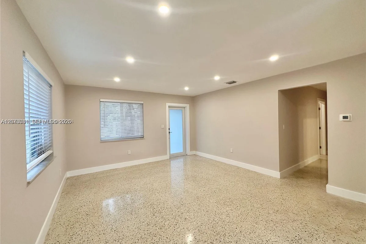 10302 NW 35th Ct, Miami: photo 1 of 17