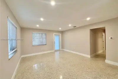 10302 NW 35th Ct, Miami: photo 1 of 17