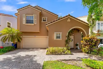 7538 NW 17th Dr, Pembroke Pines: photo 1 of 46
