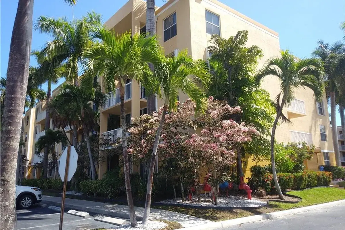 1341 SE 3rd Ave #201, Dania Beach: photo 1 of 14