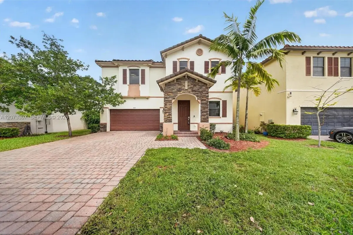 9371 W 35th Ave, Hialeah: photo 1 of 39