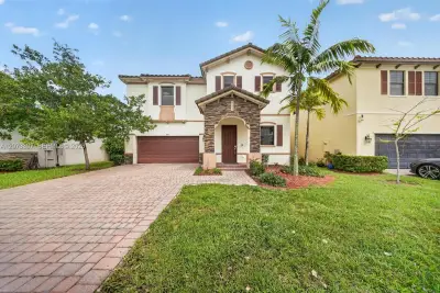 9371 W 35th Ave, Hialeah: photo 1 of 39