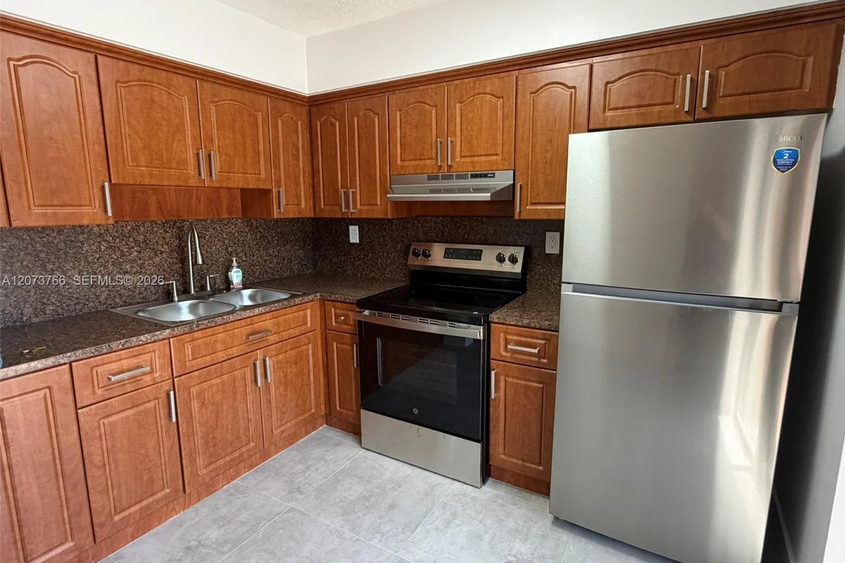 1360 W 41st St #103, Hialeah: photo 1 of 31
